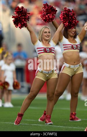 23 août 2025 ; Santa Clara, Californie, États-Unis ; San Francisco 49ers Goldrush cheerleaders se produisent pour les fans pendant le deuxième quart-temps contre les Chargers de Los Angeles au Levi’s Stadium. Crédit obligatoire : Stan Szeto - image du sport Banque D'Images
