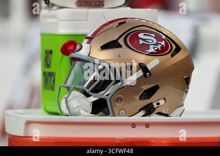 23 août 2025 ; Santa Clara, Californie, États-Unis ; vue générale du casque San Francisco 49ers lors du troisième quart-temps face aux Chargers de Los Angeles au Levi’s Stadium. Crédit obligatoire : Stan Szeto - image du sport Banque D'Images