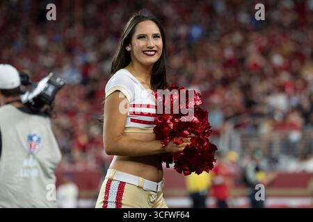 23 août 2025 ; Santa Clara, Californie, États-Unis ; San Francisco 49ers Goldrush cheerleader sourit au quatrième quart-temps contre les Chargers de Los Angeles au Levi’s Stadium. Crédit obligatoire : Stan Szeto - image du sport Banque D'Images