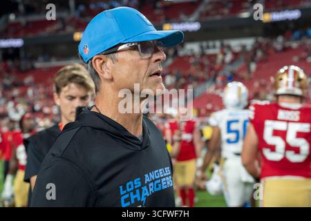 23 août 2025 ; Santa Clara, Californie, États-Unis ; L’entraîneur-chef des Chargers de Los Angeles Jim Harbaugh après le match contre les 49ers de San Francisco au Levi’s Stadium. Crédit obligatoire : Stan Szeto - image du sport Banque D'Images