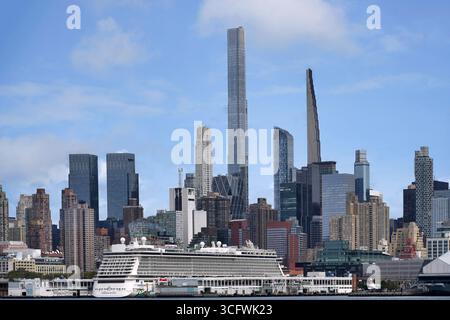Horizon de Manhattan avec des bâtiments de crayon vus de l'autre côté de la rivière Hudson Banque D'Images