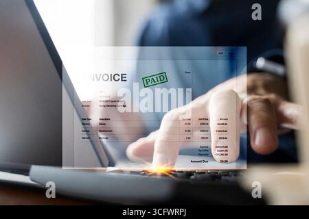Homme d'affaires utilisant un ordinateur portable pour la confirmation de paiement de facture en ligne, facturation numérique, comptabilité financière, tenue de livres, innovation technologique, finances d Banque D'Images
