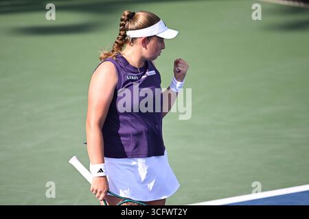 New York, États-Unis. 24 août 2025. Jelena Ostapenko, de Lettonie, célèbre lors du match de premier tour féminin en simple contre Wang Xiyu, de Chine, aux championnats de tennis US Open 2025 à New York, aux États-Unis, le 24 août 2025. Crédit : Li Rui/Xinhua/Alamy Live News Banque D'Images