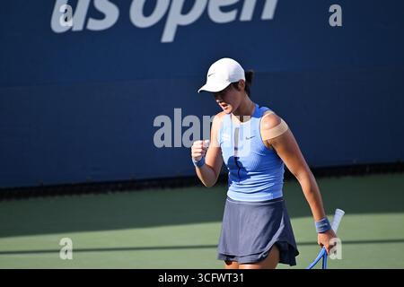 New York, États-Unis. 24 août 2025. Wang Xiyu, de Chine, célèbre lors du match de premier tour féminin en simple contre Jelena Ostapenko, de Lettonie, aux championnats de tennis US Open 2025 à New York, aux États-Unis, le 24 août 2025. Crédit : Li Rui/Xinhua/Alamy Live News Banque D'Images