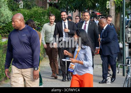 New York, États-Unis. 24 août 2025. Le candidat démocrate à la mairie de New York, Zohran Mamdani, arrive à la dernière étape d'une campagne estivale de chasse au trésor dans le quartier d'Astoria le 24 août 2025 dans l'arrondissement de Queens à New York. (Photo de Ron Adar/SOPA images/SIPA USA) crédit : SIPA USA/Alamy Live News Banque D'Images