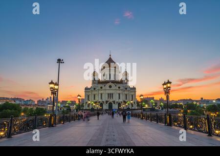 Moscou Russie, coucher de soleil ville skyline à la cathédrale du Christ Sauveur et pont sur la rivière Moscou Banque D'Images