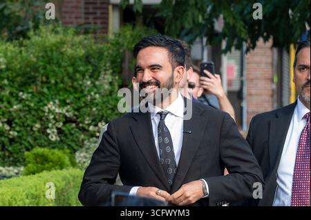 New York, États-Unis. 24 août 2025. Le candidat démocrate à la mairie de New York, Zohran Mamdani, arrive à la dernière étape d'une campagne estivale de chasse au trésor dans le quartier d'Astoria le 24 août 2025 dans l'arrondissement de Queens à New York. (Photo de Ron Adar/SOPA images/SIPA USA) crédit : SIPA USA/Alamy Live News Banque D'Images