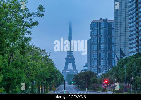 Paris France, ville nocturne skyline à la Tour Eiffel avec rue et bâtiment d'architecture Banque D'Images