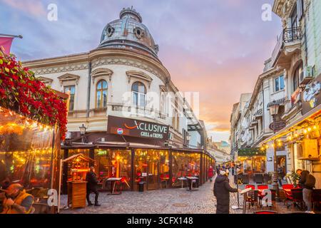 Bucarest, Roumanie - 19 MARS 2025 : rue nocturne de la vieille ville située dans le centre-ville de Bucarest Banque D'Images