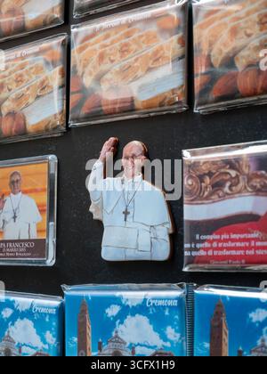Crémone, Italie- 23 août 2025 souvenirs religieux mettant en vedette le pape François au milieu des images de Crémone Lombardie monuments emblématiques de l'Italie et Sy culturel Banque D'Images