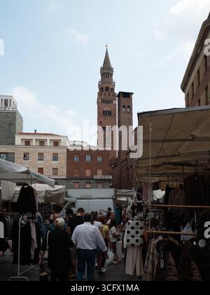 Cremona, Italie- 23 août 2025 marché extérieur animé dans l'Italie historique de Crémone mettant en vedette des gens Shopping au milieu des étals avec des produits locaux et CRAF Banque D'Images