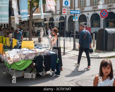 Cremona, Italie- 23 août 2025 dynamique scène de marché extérieur à Crémone Italie présentant les vendeurs et les acheteurs locaux au milieu de l'architecture historique et Banque D'Images
