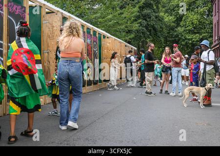 Londres, Royaume-Uni. 24 août 2025. Des rangées de loos temporaires et de toilettes peuvent être trouvées dans de nombreuses rues, des files d'attente commencent à se former au fur et à mesure que la journée avance. Le carnaval de Notting Hill à Londres est le plus grand festival de rue d'Europe et le deuxième plus grand carnaval de rue du monde après Rio, attirant régulièrement environ 2 millions de personnes pendant le jour férié. Crédit : Imageplotter/Alamy Live News Banque D'Images