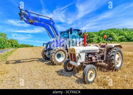 Vieux David Brown Selectamatic 880 et New Holland T5.100 tracteurs 4RM - Bossay-sur-Claise, Indre-et-Loire (37), France. Banque D'Images