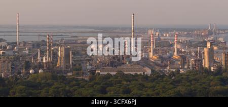 Vue rapprochée présentant ses industries chimique, pétrochimique et portuaire, Ravenne, Italie Banque D'Images