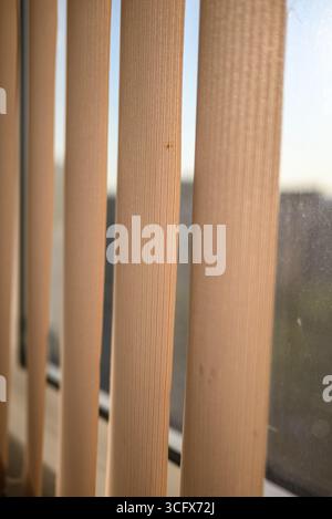 Gros plan des stores verticaux filtrant la lumière du soleil. Banque D'Images
