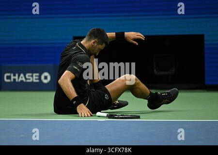 New York, États-Unis. 24 août 2025. Novak Djokovic, de Serbie, tombe au premier tour masculin contre l'apprenant Tien, des États-Unis, lors des championnats de tennis de l'US Open 2025 à New York, États-Unis, le 24 août 2025. Crédit : Li Rui/Xinhua/Alamy Live News Banque D'Images