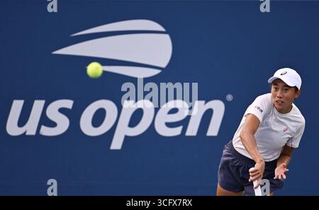 New York, États-Unis. 24 août 2025. Zhang Shuai, de Chine, sert lors du match de premier tour féminin contre Belinda Bencic, de Suisse, aux championnats de tennis de l'US Open 2025 à New York, aux États-Unis, le 24 août 2025. Crédit : Li Rui/Xinhua/Alamy Live News Banque D'Images