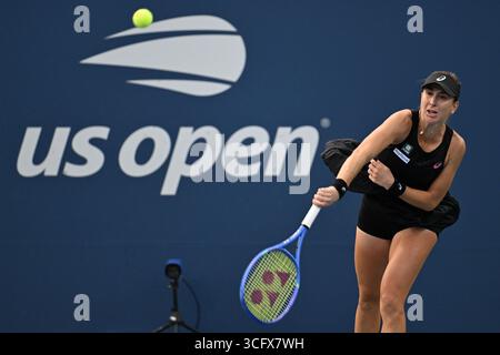 New York, États-Unis. 24 août 2025. Belinda Bencic, de Suisse, sert lors du match de premier tour féminin contre Zhang Shuai, de Chine, aux championnats de tennis de l'US Open 2025 à New York, aux États-Unis, le 24 août 2025. Crédit : Li Rui/Xinhua/Alamy Live News Banque D'Images