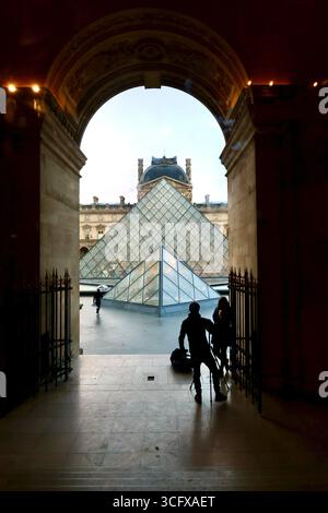 Détails architecturaux du Musée du Louvre à Paris Banque D'Images