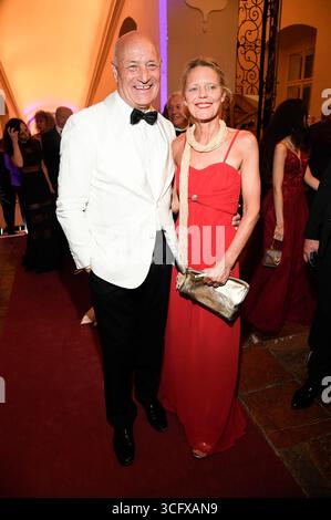 martin-weiss-mit-ehefrau-susi-bei-der-amfar-gala-2025-anl-sslich-der