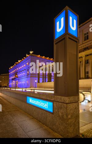 Vue nocturne de l'entrée de la station de métro Museumsinsel U-Bahn à Berlin, Allemagne, le 3 janvier 2025 Banque D'Images