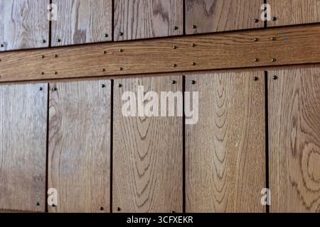 Panneaux en bois gris vieilli avec de petits clous. Planches diagonales en bois montrant le grain naturel, la patine et la texture, reflétant l'artisanat nordique rustique Banque D'Images