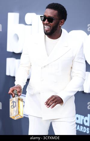 (FILE) Emilio, le mari de Gloria Estefan, menace de poursuivre l’accusateur Diddy pour des accusations de « Freak Off ». LAS VEGAS, NEVADA, États-Unis - 15 MAI : le rappeur, chanteur, acteur, producteur de disques et directeur de disques américain Diddy (Sean Love Combs, également connu sous ses noms de scène Puff Daddy ou P. Diddy) arrive aux Billboard Music Awards 2022 qui se tiennent au MGM Grand Garden Arena le 15 mai 2022 à Las Vegas, Nevada, États-Unis. (Photo de Xavier Collin/image Press Agency) Banque D'Images