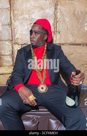 (FILE) Emilio, le mari de Gloria Estefan, menace de poursuivre l’accusateur Diddy pour des accusations de « Freak Off ». HOLLYWOOD, LOS ANGELES, CALIFORNIE, États-Unis - OCTOBRE 31 : le rappeur, chanteur, acteur, producteur de disques et directeur de disques américain Diddy (Sean Love Combs, également connu sous ses noms de scène Puff Daddy ou P. Diddy) assiste à la fête d'Halloween des années 90 au Joseph's Cafe le 31 octobre 2017 à Hollywood, Los Angeles, Californie, États-Unis. (Photo de Rudy Torres/image Press Agency) Banque D'Images