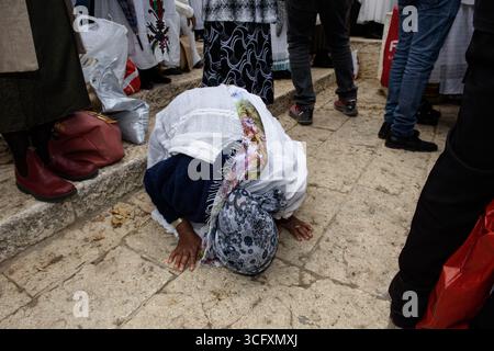 Une éthiopienne, membre de la communauté juive Beta Israel, prie lors de la célébration annuelle du SIGD à Jérusalem, en Israël. Banque D'Images