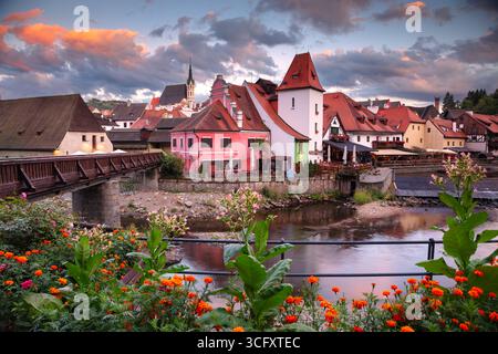 Cesky Krumlov, République tchèque. Image de paysage urbain de Cesky Krumlov, République tchèque au magnifique coucher de soleil d'été. Banque D'Images