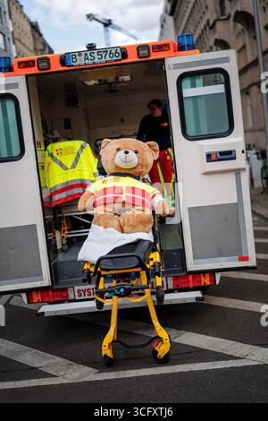 Berlin, Deutschland. 24 août 2025. Un ours en peluche repose sur une civière dans une ambulance appartenant à l'ASB Arbeiter-Samariter-Bund Allemagne. Berlin, le 24 août 2025. Crédit : dpa/Alamy Live News Banque D'Images