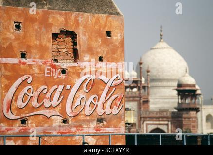 Un Coca Cola billboard sur un vieux bâtiment et usé avec le Taj Mahal Banque D'Images