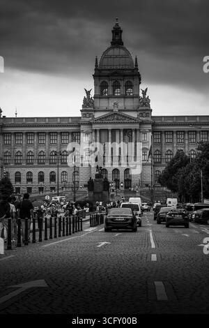 Une vue en noir et blanc du majestueux Musée National, surplombant la place Venceslas à Prague, en Tchéquie. Banque D'Images