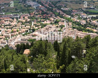 Vue de la ville de Gubbio, Italie par une journée lumineuse depuis les collines. Banque D'Images