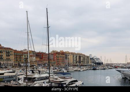 Vue sur le port de Nice avec des bateaux privés de luxe et les belles maisons sur le rivage. Nice est la capitale du département des Alpes-Maritimes sur Banque D'Images
