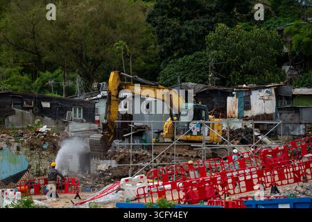 25 août 2025, Hong Kong, Hong Kong, Hong Kong : une excavatrice démolit une maison au village de Cha Kwo Ling le 25 août 2025 à Hong Kong. Village de Cha Kwo Ling L'une des dernières colonies de squatters de Hong Kong est sur le point d'être démolie. (Crédit image : © Vernon Yuen/Nexpher images via ZUMA Press Wire) USAGE ÉDITORIAL SEULEMENT ! Non destiné à UN USAGE commercial ! Banque D'Images