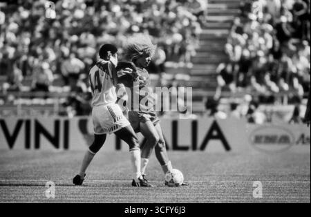 Carlos Valderrama (rechts), Kapitän der kolumbianischen Nationalmannschaft, im Zweikampf mit Nassr Khamis Mubarak von den Vereinigten Arabischen Emiraten während des WM-Vorrundenspiels AM 9. Juni 1990 im Stadio Renato Dall’Ara à Bologne. Banque D'Images