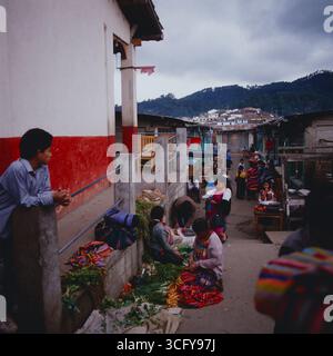 Straßenszene mit Marktfrauen und Kindern in einem einfachen Stadtviertel am Berghang. Guatemala, um 1980. Banque D'Images