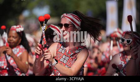 Les batteurs se produisent lors de la célébration du carnaval de Notting Hill dans l'ouest de Londres pendant le week-end des vacances d'été. Date de la photo : lundi 25 août 2025. Banque D'Images