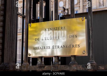 Gros plan de la plaque de laiton à l'entrée du ministère de l'Europe et des Affaires étrangères du gouvernement français, situé Quai d'Orsay à Paris, France Banque D'Images