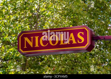 ign et logo d'une boutique Nicolas à Paris, France. Nicolas est une entreprise française gérant un réseau et une chaîne de magasins de vente au détail de vins et spiritueux Banque D'Images