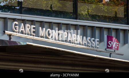 Panneau à l'entrée de la gare Paris-Montparnasse, alias Gare Montparnasse, l'une des six principales gares terminales du réseau SNCF Banque D'Images