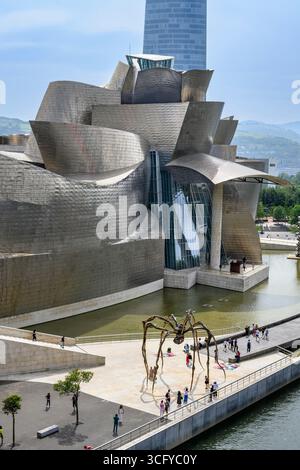 Vue extérieure le Musée Guggenheim sur la rivière Nervion à Bilbao, dans le nord de l'Espagne, Banque D'Images