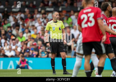 Londres, Royaume-Uni. 24 août 2025. Arbitre Chris Kavanagh lors du match Fulham FC - Manchester United FC English premier League à Craven Cottage, Londres, Royaume-Uni le 24 août 2025 crédit : Megan Ewens/Every second Media crédit : Every second Media/Alamy Live News Banque D'Images