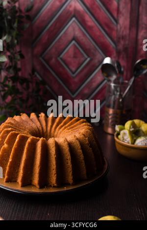 Gâteau de bundt au citron sur un comptoir en bois, gâteau de livre de bundt aux agrumes sur fond de bois Banque D'Images