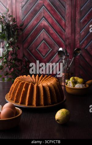 Gâteau de bundt au citron sur un comptoir en bois, gâteau de livre de bundt aux agrumes sur fond de bois Banque D'Images