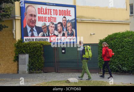 Panneaux d'affichage avec le président russe Vladimir Poutine et les politiciens de l'opposition tchèque ANO, SPD et STACILO avec le slogan "vous faites bien mon enfant Banque D'Images