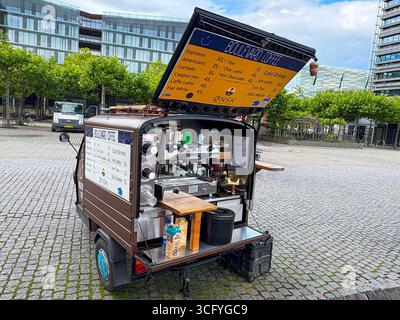 Copenhague, Danemark - 2 août 2025La charrette à café expose une variété de boissons sur une place animée de la ville. Banque D'Images