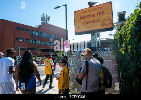 Londres, Royaume-Uni. 25 août 2025. Signalisation à la Grande finale du carnaval de Notting Hill. Le plus grand festival de rue d’Europe se déroule sur deux jours et célèbre la culture caribéenne avec plus d’un million de personnes attendues chaque jour. Credit : Stephen Chung / Alamy Live News Banque D'Images